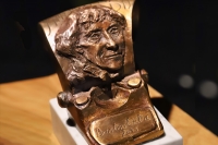 Janikovszky Éva-díj, a kisplasztika Széri-Varga Géza szobrászművész alkotása